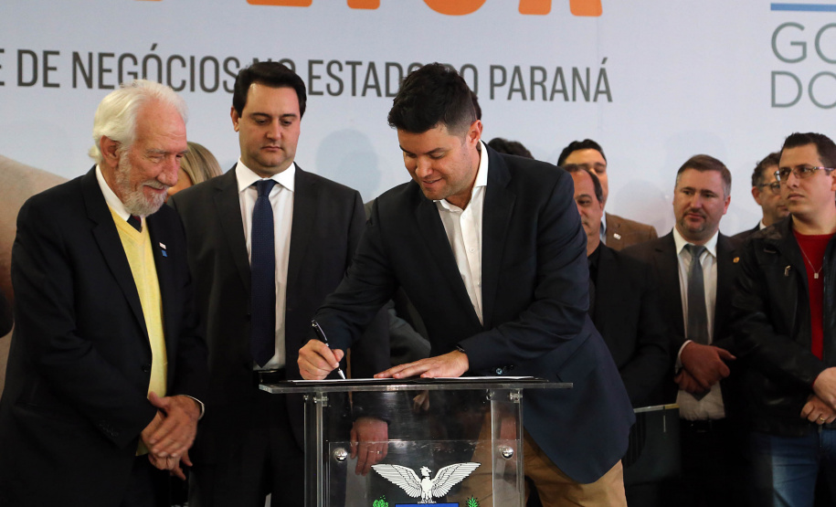 O governador Carlos Massa Ratinho Junior e o chefe da Casa Civil, Guto Silva, lançaram nesta quarta-feira (14), no Palácio Iguaçu, o programa Descomplica, iniciativa de caráter permanente do Governo do Estado para simplificar e desburocratizar a vida dos empreendedores.