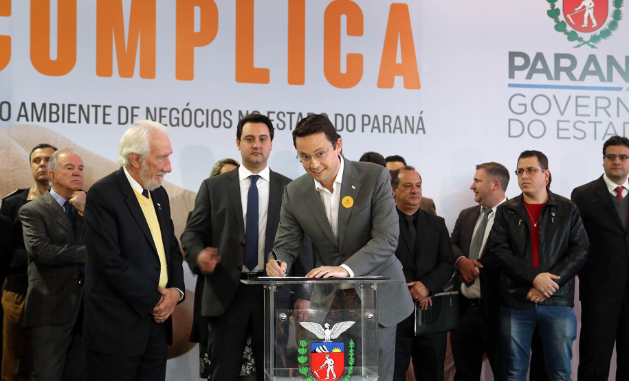 O governador Carlos Massa Ratinho Junior e o chefe da Casa Civil, Guto Silva, lançaram nesta quarta-feira (14), no Palácio Iguaçu, o programa Descomplica, iniciativa de caráter permanente do Governo do Estado para simplificar e desburocratizar a vida dos empreendedores.