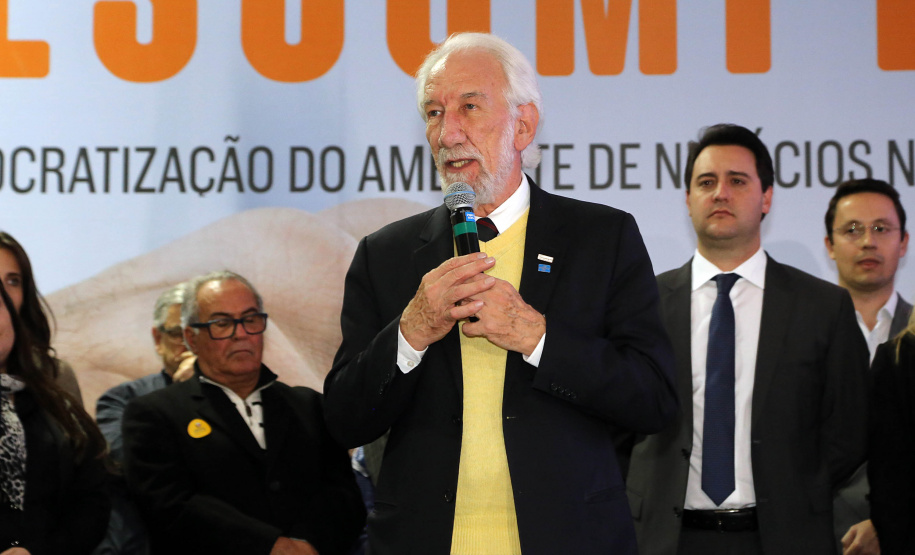 O governador Carlos Massa Ratinho Junior e o chefe da Casa Civil, Guto Silva, lançaram nesta quarta-feira (14), no Palácio Iguaçu, o programa Descomplica, iniciativa de caráter permanente do Governo do Estado para simplificar e desburocratizar a vida dos empreendedores.