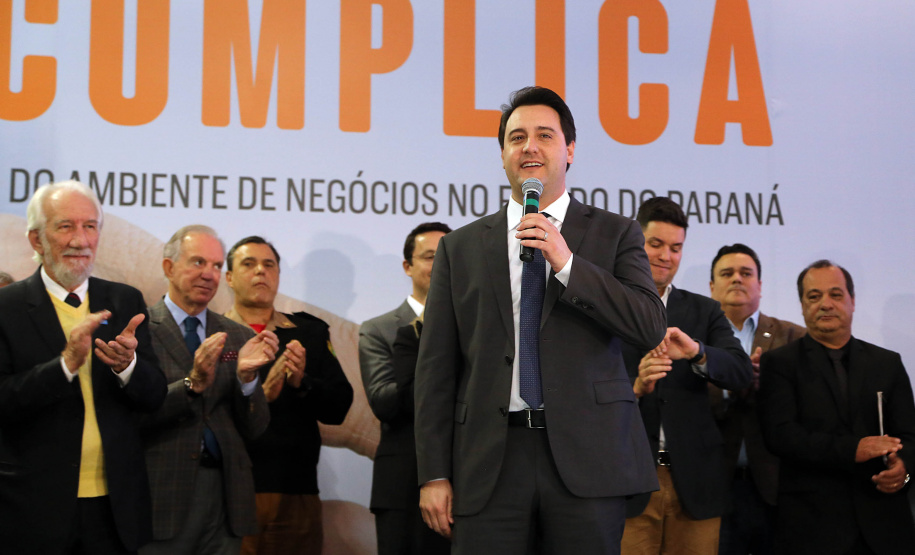 O governador Carlos Massa Ratinho Junior e o chefe da Casa Civil, Guto Silva, lançaram nesta quarta-feira (14), no Palácio Iguaçu, o programa Descomplica, iniciativa de caráter permanente do Governo do Estado para simplificar e desburocratizar a vida dos empreendedores.