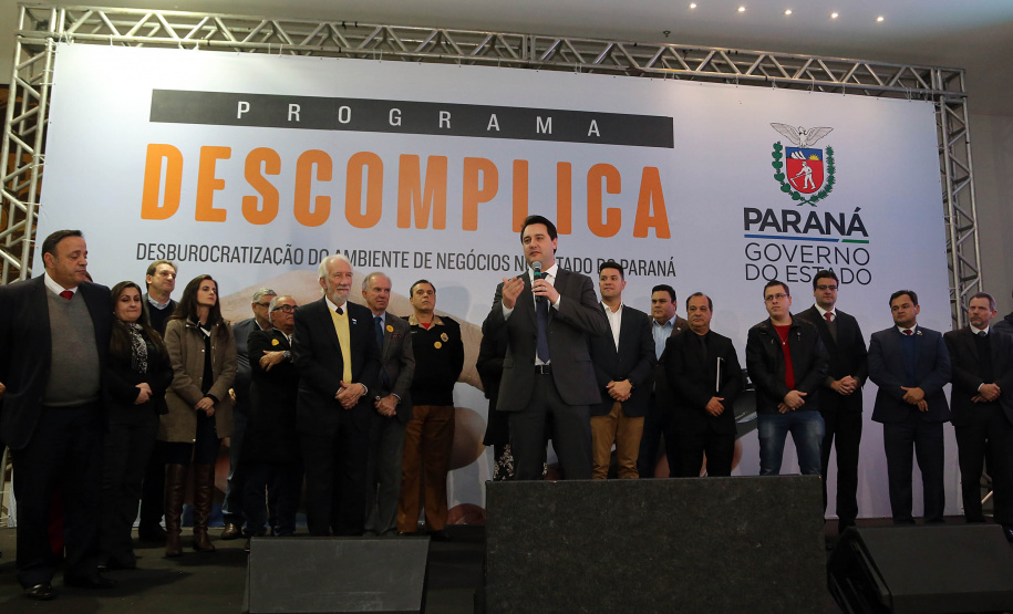 O governador Carlos Massa Ratinho Junior e o chefe da Casa Civil, Guto Silva, lançaram nesta quarta-feira (14), no Palácio Iguaçu, o programa Descomplica, iniciativa de caráter permanente do Governo do Estado para simplificar e desburocratizar a vida dos empreendedores.