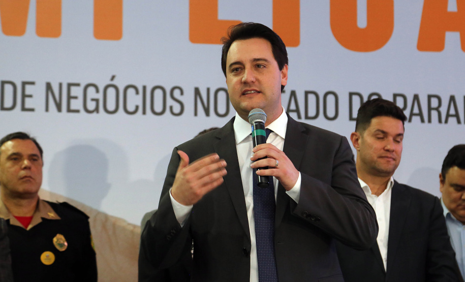 O governador Carlos Massa Ratinho Junior e o chefe da Casa Civil, Guto Silva, lançaram nesta quarta-feira (14), no Palácio Iguaçu, o programa Descomplica, iniciativa de caráter permanente do Governo do Estado para simplificar e desburocratizar a vida dos empreendedores.