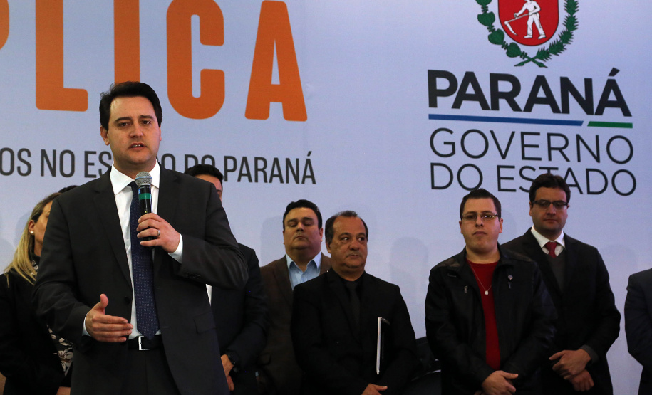 O governador Carlos Massa Ratinho Junior e o chefe da Casa Civil, Guto Silva, lançaram nesta quarta-feira (14), no Palácio Iguaçu, o programa Descomplica, iniciativa de caráter permanente do Governo do Estado para simplificar e desburocratizar a vida dos empreendedores.