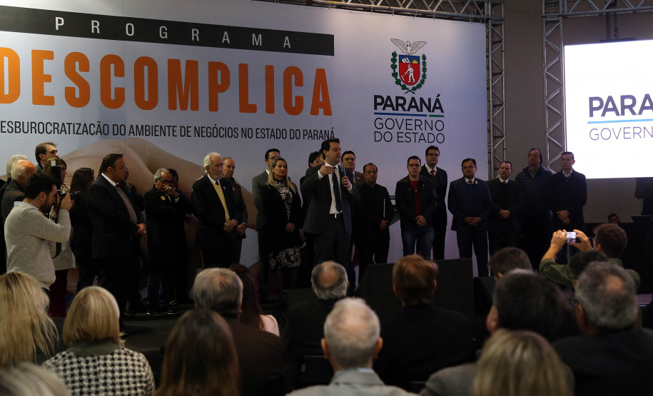 O governador Carlos Massa Ratinho Junior e o chefe da Casa Civil, Guto Silva, lançaram nesta quarta-feira (14), no Palácio Iguaçu, o programa Descomplica, iniciativa de caráter permanente do Governo do Estado para simplificar e desburocratizar a vida dos empreendedores.