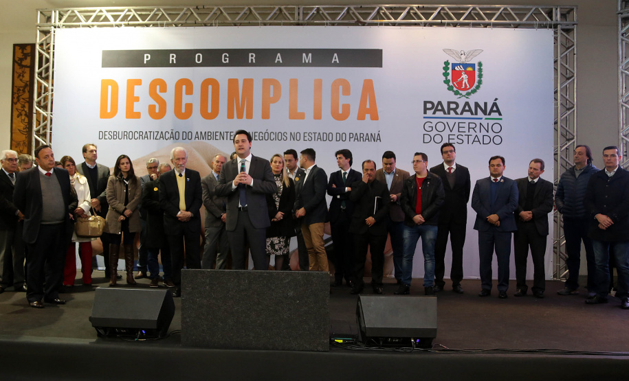 O governador Carlos Massa Ratinho Junior e o chefe da Casa Civil, Guto Silva, lançaram nesta quarta-feira (14), no Palácio Iguaçu, o programa Descomplica, iniciativa de caráter permanente do Governo do Estado para simplificar e desburocratizar a vida dos empreendedores.
