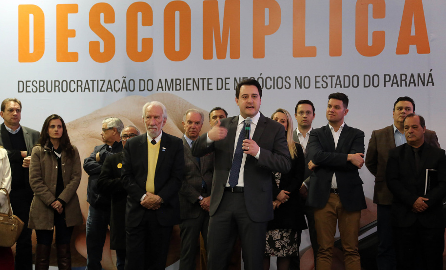 O governador Carlos Massa Ratinho Junior e o chefe da Casa Civil, Guto Silva, lançaram nesta quarta-feira (14), no Palácio Iguaçu, o programa Descomplica, iniciativa de caráter permanente do Governo do Estado para simplificar e desburocratizar a vida dos empreendedores.