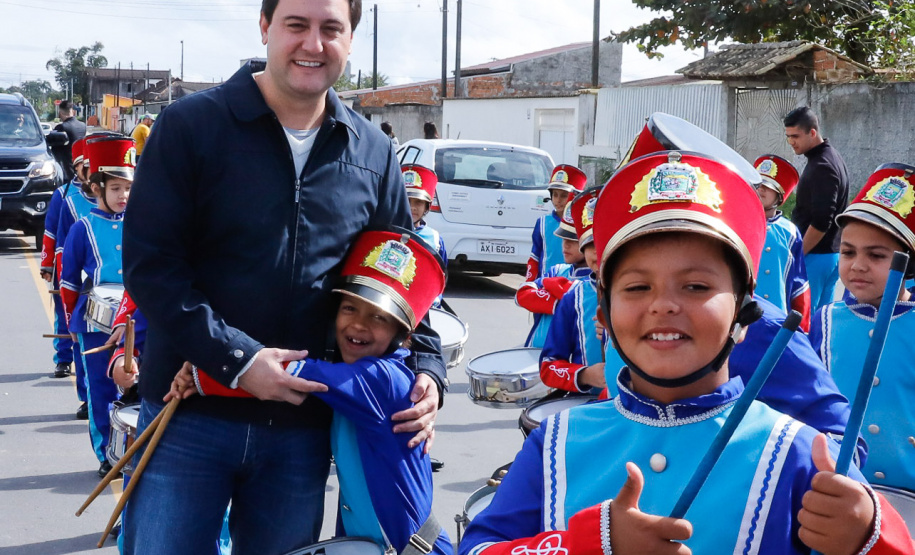 O governador Carlos Massa Ratinho Junior entregou nesta quinta-feira (15) os títulos de propriedades de imóveis para 367 famílias de Paranaguá, no Litoral. Elas ocupam terras devolutas, pertencentes ao Estado. A titulação corresponde a uma área de aproximadamente 112 hectares, abrangendo as localidades de Jardim Jacarandá e Ouro Fino, no perímetro urbano de Paranaguá.