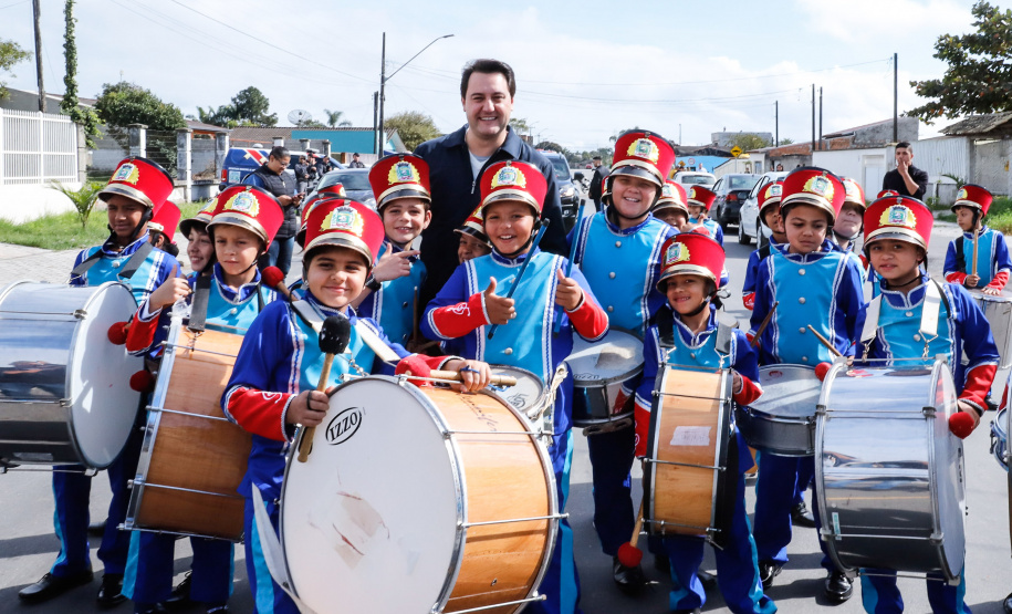 O governador Carlos Massa Ratinho Junior entregou nesta quinta-feira (15) os títulos de propriedades de imóveis para 367 famílias de Paranaguá, no Litoral. Elas ocupam terras devolutas, pertencentes ao Estado. A titulação corresponde a uma área de aproximadamente 112 hectares, abrangendo as localidades de Jardim Jacarandá e Ouro Fino, no perímetro urbano de Paranaguá.