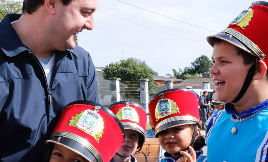 O governador Carlos Massa Ratinho Junior entregou nesta quinta-feira (15) os títulos de propriedades de imóveis para 367 famílias de Paranaguá, no Litoral. Elas ocupam terras devolutas, pertencentes ao Estado. A titulação corresponde a uma área de aproximadamente 112 hectares, abrangendo as localidades de Jardim Jacarandá e Ouro Fino, no perímetro urbano de Paranaguá.