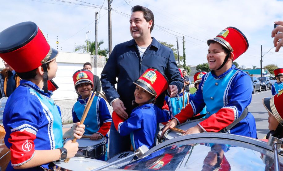 O governador Carlos Massa Ratinho Junior entregou nesta quinta-feira (15) os títulos de propriedades de imóveis para 367 famílias de Paranaguá, no Litoral. Elas ocupam terras devolutas, pertencentes ao Estado. A titulação corresponde a uma área de aproximadamente 112 hectares, abrangendo as localidades de Jardim Jacarandá e Ouro Fino, no perímetro urbano de Paranaguá.