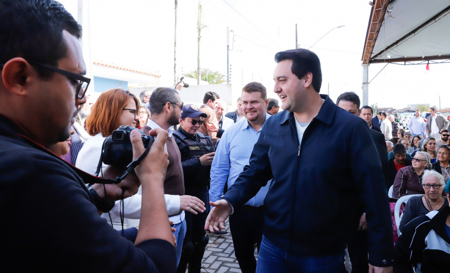 O governador Carlos Massa Ratinho Junior entregou nesta quinta-feira (15) os títulos de propriedades de imóveis para 367 famílias de Paranaguá, no Litoral. Elas ocupam terras devolutas, pertencentes ao Estado. A titulação corresponde a uma área de aproximadamente 112 hectares, abrangendo as localidades de Jardim Jacarandá e Ouro Fino, no perímetro urbano de Paranaguá.