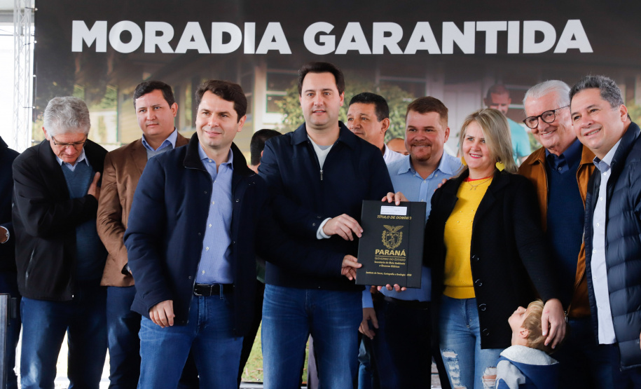 O governador Carlos Massa Ratinho Junior entregou nesta quinta-feira (15) os títulos de propriedades de imóveis para 367 famílias de Paranaguá, no Litoral. Elas ocupam terras devolutas, pertencentes ao Estado. A titulação corresponde a uma área de aproximadamente 112 hectares, abrangendo as localidades de Jardim Jacarandá e Ouro Fino, no perímetro urbano de Paranaguá.