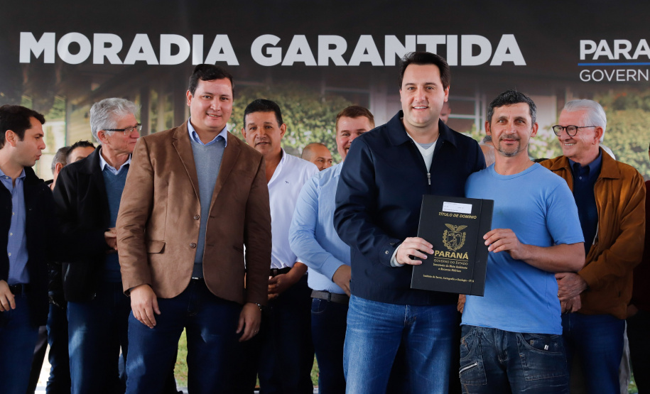 O governador Carlos Massa Ratinho Junior entregou nesta quinta-feira (15) os títulos de propriedades de imóveis para 367 famílias de Paranaguá, no Litoral. Elas ocupam terras devolutas, pertencentes ao Estado. A titulação corresponde a uma área de aproximadamente 112 hectares, abrangendo as localidades de Jardim Jacarandá e Ouro Fino, no perímetro urbano de Paranaguá.