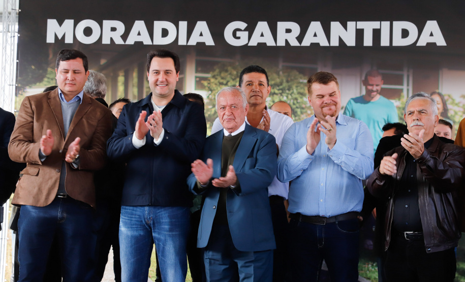 O governador Carlos Massa Ratinho Junior entregou nesta quinta-feira (15) os títulos de propriedades de imóveis para 367 famílias de Paranaguá, no Litoral. Elas ocupam terras devolutas, pertencentes ao Estado. A titulação corresponde a uma área de aproximadamente 112 hectares, abrangendo as localidades de Jardim Jacarandá e Ouro Fino, no perímetro urbano de Paranaguá.