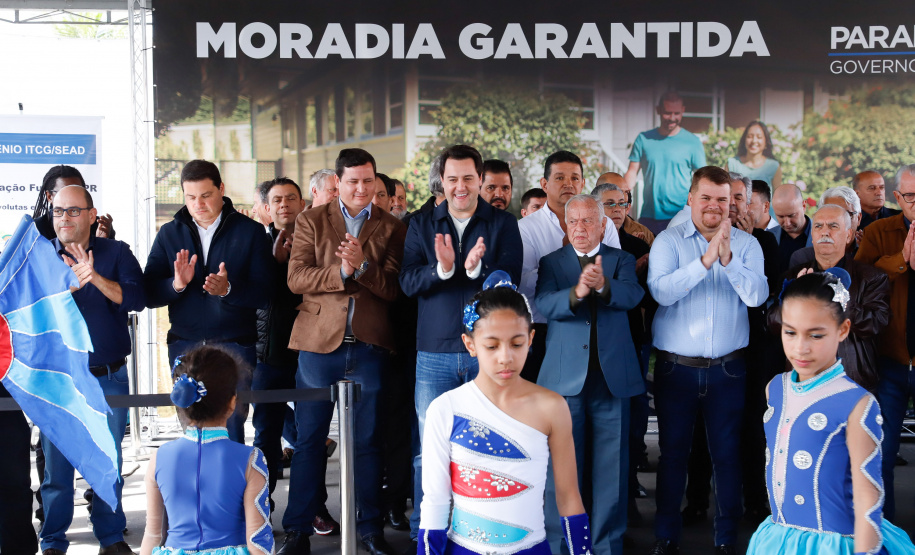 O governador Carlos Massa Ratinho Junior entregou nesta quinta-feira (15) os títulos de propriedades de imóveis para 367 famílias de Paranaguá, no Litoral. Elas ocupam terras devolutas, pertencentes ao Estado. A titulação corresponde a uma área de aproximadamente 112 hectares, abrangendo as localidades de Jardim Jacarandá e Ouro Fino, no perímetro urbano de Paranaguá.