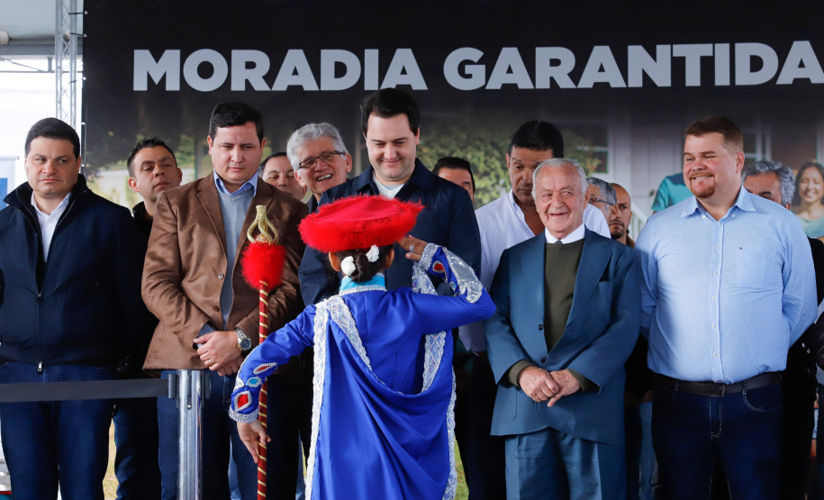 O governador Carlos Massa Ratinho Junior entregou nesta quinta-feira (15) os títulos de propriedades de imóveis para 367 famílias de Paranaguá, no Litoral. Elas ocupam terras devolutas, pertencentes ao Estado. A titulação corresponde a uma área de aproximadamente 112 hectares, abrangendo as localidades de Jardim Jacarandá e Ouro Fino, no perímetro urbano de Paranaguá.