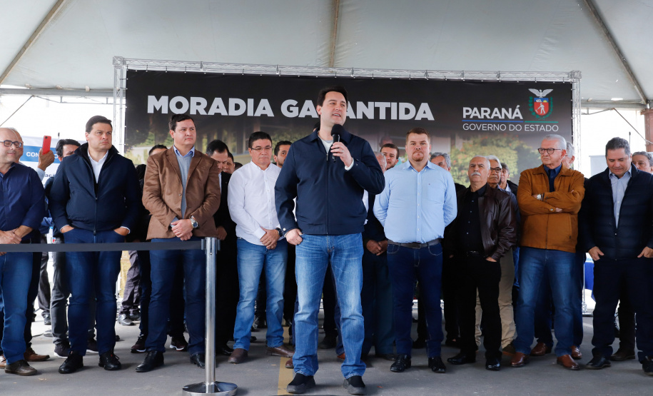 O governador Carlos Massa Ratinho Junior entregou nesta quinta-feira (15) os títulos de propriedades de imóveis para 367 famílias de Paranaguá, no Litoral. Elas ocupam terras devolutas, pertencentes ao Estado. A titulação corresponde a uma área de aproximadamente 112 hectares, abrangendo as localidades de Jardim Jacarandá e Ouro Fino, no perímetro urbano de Paranaguá.