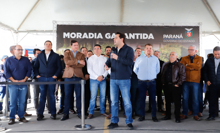 O governador Carlos Massa Ratinho Junior entregou nesta quinta-feira (15) os títulos de propriedades de imóveis para 367 famílias de Paranaguá, no Litoral. Elas ocupam terras devolutas, pertencentes ao Estado. A titulação corresponde a uma área de aproximadamente 112 hectares, abrangendo as localidades de Jardim Jacarandá e Ouro Fino, no perímetro urbano de Paranaguá.