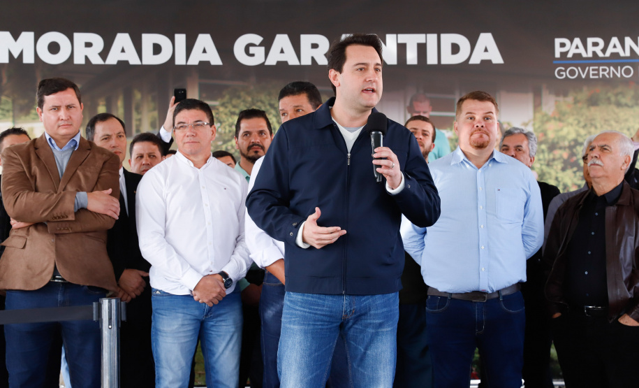 O governador Carlos Massa Ratinho Junior entregou nesta quinta-feira (15) os títulos de propriedades de imóveis para 367 famílias de Paranaguá, no Litoral. Elas ocupam terras devolutas, pertencentes ao Estado. A titulação corresponde a uma área de aproximadamente 112 hectares, abrangendo as localidades de Jardim Jacarandá e Ouro Fino, no perímetro urbano de Paranaguá.