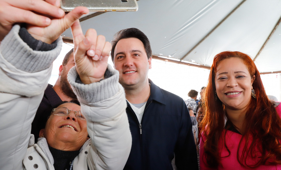 O governador Carlos Massa Ratinho Junior entregou nesta quinta-feira (15) os títulos de propriedades de imóveis para 367 famílias de Paranaguá, no Litoral. Elas ocupam terras devolutas, pertencentes ao Estado. A titulação corresponde a uma área de aproximadamente 112 hectares, abrangendo as localidades de Jardim Jacarandá e Ouro Fino, no perímetro urbano de Paranaguá.