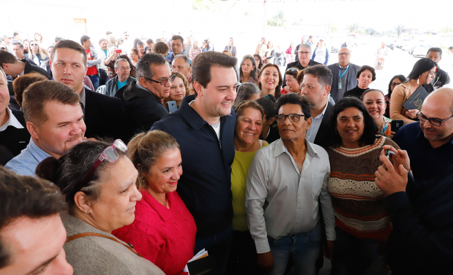 O governador Carlos Massa Ratinho Junior entregou nesta quinta-feira (15) os títulos de propriedades de imóveis para 367 famílias de Paranaguá, no Litoral. Elas ocupam terras devolutas, pertencentes ao Estado. A titulação corresponde a uma área de aproximadamente 112 hectares, abrangendo as localidades de Jardim Jacarandá e Ouro Fino, no perímetro urbano de Paranaguá.