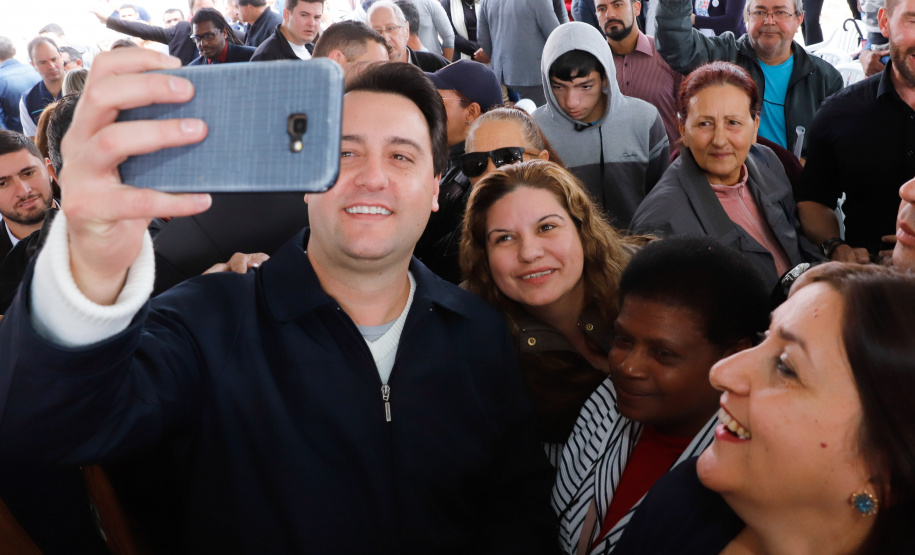 O governador Carlos Massa Ratinho Junior entregou nesta quinta-feira (15) os títulos de propriedades de imóveis para 367 famílias de Paranaguá, no Litoral. Elas ocupam terras devolutas, pertencentes ao Estado. A titulação corresponde a uma área de aproximadamente 112 hectares, abrangendo as localidades de Jardim Jacarandá e Ouro Fino, no perímetro urbano de Paranaguá.