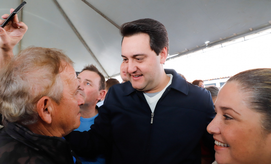 O governador Carlos Massa Ratinho Junior entregou nesta quinta-feira (15) os títulos de propriedades de imóveis para 367 famílias de Paranaguá, no Litoral. Elas ocupam terras devolutas, pertencentes ao Estado. A titulação corresponde a uma área de aproximadamente 112 hectares, abrangendo as localidades de Jardim Jacarandá e Ouro Fino, no perímetro urbano de Paranaguá.