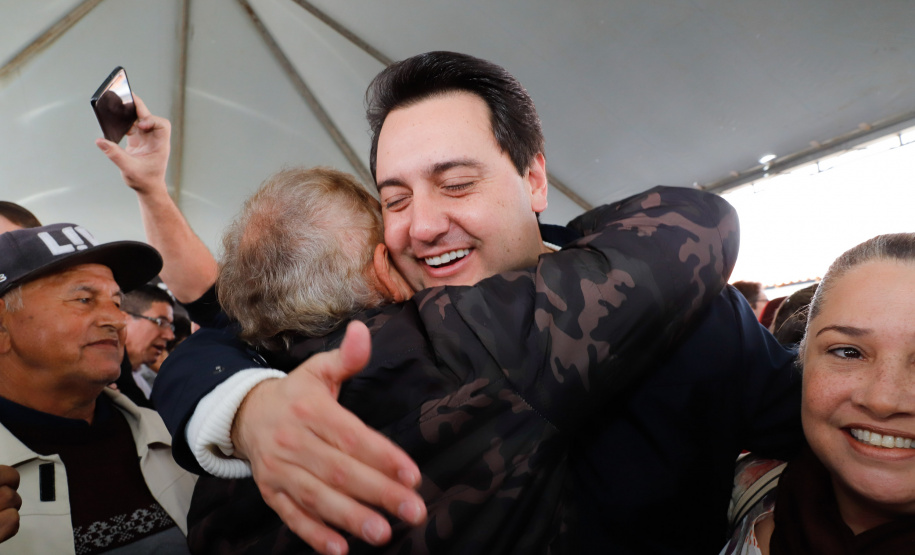 O governador Carlos Massa Ratinho Junior entregou nesta quinta-feira (15) os títulos de propriedades de imóveis para 367 famílias de Paranaguá, no Litoral. Elas ocupam terras devolutas, pertencentes ao Estado. A titulação corresponde a uma área de aproximadamente 112 hectares, abrangendo as localidades de Jardim Jacarandá e Ouro Fino, no perímetro urbano de Paranaguá.