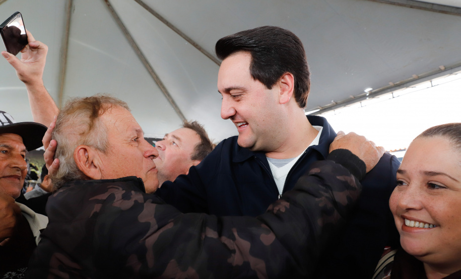 O governador Carlos Massa Ratinho Junior entregou nesta quinta-feira (15) os títulos de propriedades de imóveis para 367 famílias de Paranaguá, no Litoral. Elas ocupam terras devolutas, pertencentes ao Estado. A titulação corresponde a uma área de aproximadamente 112 hectares, abrangendo as localidades de Jardim Jacarandá e Ouro Fino, no perímetro urbano de Paranaguá.