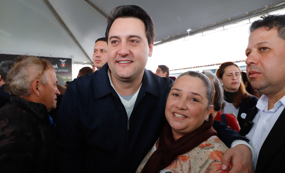 O governador Carlos Massa Ratinho Junior entregou nesta quinta-feira (15) os títulos de propriedades de imóveis para 367 famílias de Paranaguá, no Litoral. Elas ocupam terras devolutas, pertencentes ao Estado. A titulação corresponde a uma área de aproximadamente 112 hectares, abrangendo as localidades de Jardim Jacarandá e Ouro Fino, no perímetro urbano de Paranaguá.