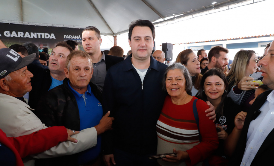 O governador Carlos Massa Ratinho Junior entregou nesta quinta-feira (15) os títulos de propriedades de imóveis para 367 famílias de Paranaguá, no Litoral. Elas ocupam terras devolutas, pertencentes ao Estado. A titulação corresponde a uma área de aproximadamente 112 hectares, abrangendo as localidades de Jardim Jacarandá e Ouro Fino, no perímetro urbano de Paranaguá.