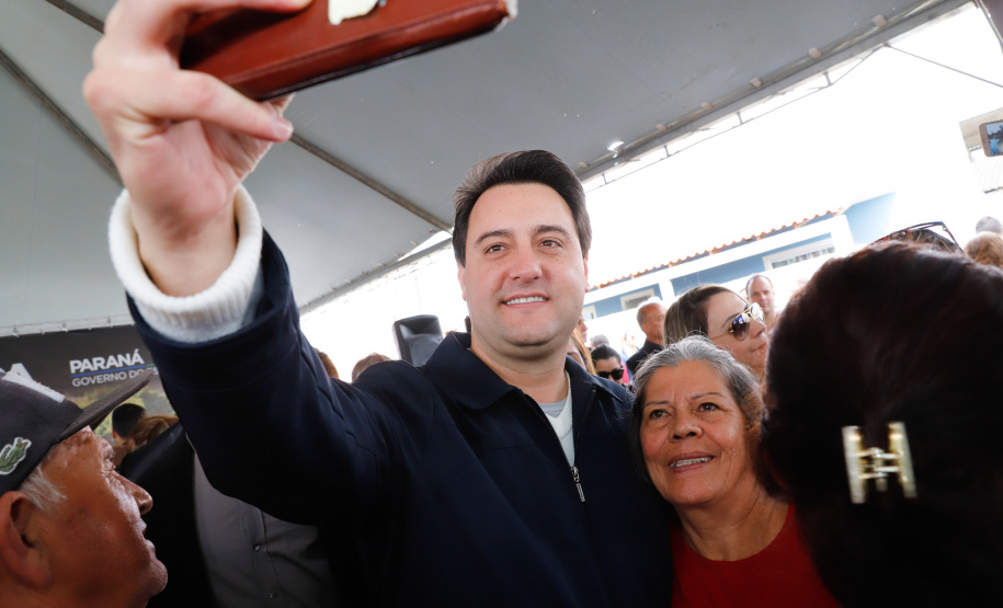 O governador Carlos Massa Ratinho Junior entregou nesta quinta-feira (15) os títulos de propriedades de imóveis para 367 famílias de Paranaguá, no Litoral. Elas ocupam terras devolutas, pertencentes ao Estado. A titulação corresponde a uma área de aproximadamente 112 hectares, abrangendo as localidades de Jardim Jacarandá e Ouro Fino, no perímetro urbano de Paranaguá.