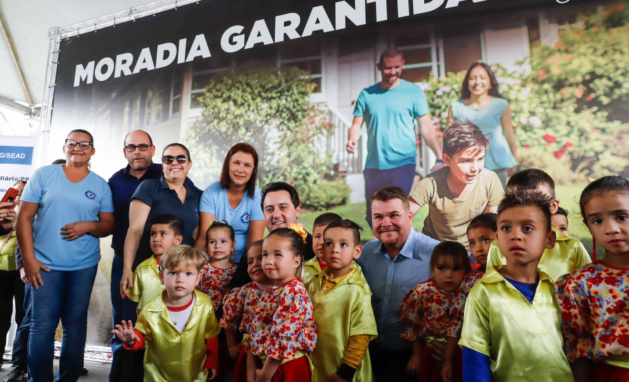 O governador Carlos Massa Ratinho Junior entregou nesta quinta-feira (15) os títulos de propriedades de imóveis para 367 famílias de Paranaguá, no Litoral. Elas ocupam terras devolutas, pertencentes ao Estado. A titulação corresponde a uma área de aproximadamente 112 hectares, abrangendo as localidades de Jardim Jacarandá e Ouro Fino, no perímetro urbano de Paranaguá.