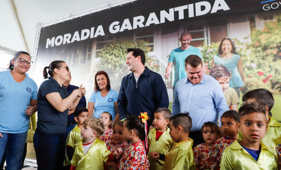 O governador Carlos Massa Ratinho Junior entregou nesta quinta-feira (15) os títulos de propriedades de imóveis para 367 famílias de Paranaguá, no Litoral. Elas ocupam terras devolutas, pertencentes ao Estado. A titulação corresponde a uma área de aproximadamente 112 hectares, abrangendo as localidades de Jardim Jacarandá e Ouro Fino, no perímetro urbano de Paranaguá.