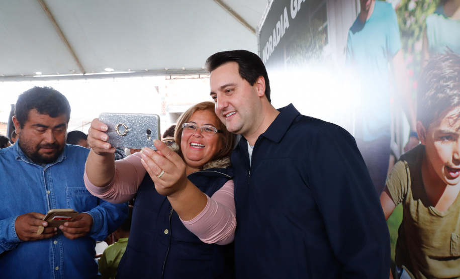 O governador Carlos Massa Ratinho Junior entregou nesta quinta-feira (15) os títulos de propriedades de imóveis para 367 famílias de Paranaguá, no Litoral. Elas ocupam terras devolutas, pertencentes ao Estado. A titulação corresponde a uma área de aproximadamente 112 hectares, abrangendo as localidades de Jardim Jacarandá e Ouro Fino, no perímetro urbano de Paranaguá.