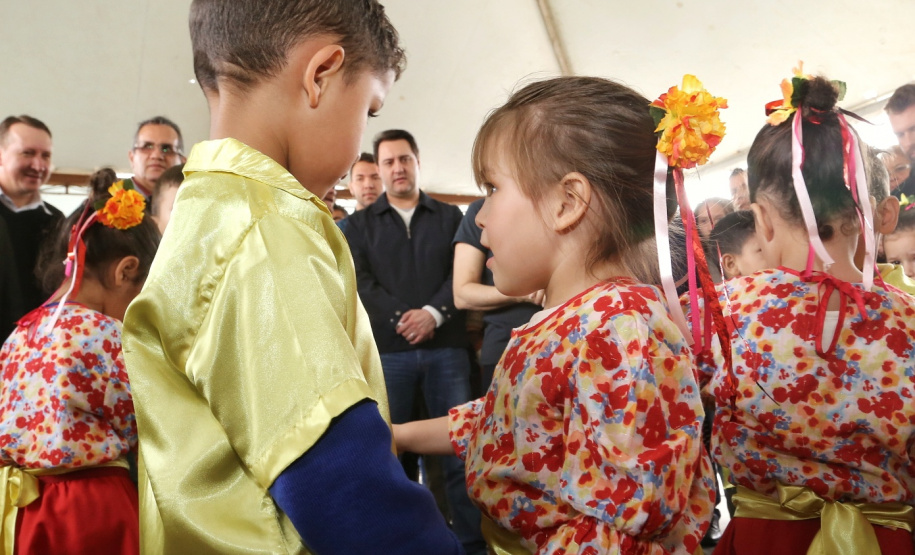 O governador Carlos Massa Ratinho Junior entregou nesta quinta-feira (15) os títulos de propriedades de imóveis para 367 famílias de Paranaguá, no Litoral. Elas ocupam terras devolutas, pertencentes ao Estado. A titulação corresponde a uma área de aproximadamente 112 hectares, abrangendo as localidades de Jardim Jacarandá e Ouro Fino, no perímetro urbano de Paranaguá. Foto: Gilson Abreu/AEN