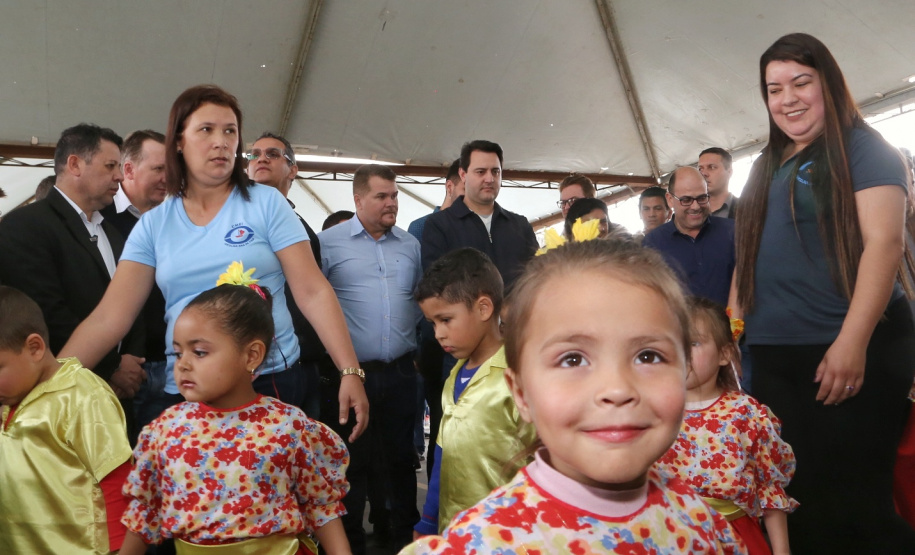 O governador Carlos Massa Ratinho Junior entregou nesta quinta-feira (15) os títulos de propriedades de imóveis para 367 famílias de Paranaguá, no Litoral. Elas ocupam terras devolutas, pertencentes ao Estado. A titulação corresponde a uma área de aproximadamente 112 hectares, abrangendo as localidades de Jardim Jacarandá e Ouro Fino, no perímetro urbano de Paranaguá. Foto: Gilson Abreu/AEN