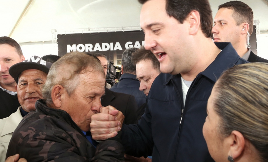 O governador Carlos Massa Ratinho Junior entregou nesta quinta-feira (15) os títulos de propriedades de imóveis para 367 famílias de Paranaguá, no Litoral. Elas ocupam terras devolutas, pertencentes ao Estado. A titulação corresponde a uma área de aproximadamente 112 hectares, abrangendo as localidades de Jardim Jacarandá e Ouro Fino, no perímetro urbano de Paranaguá. Foto: Gilson Abreu/AEN