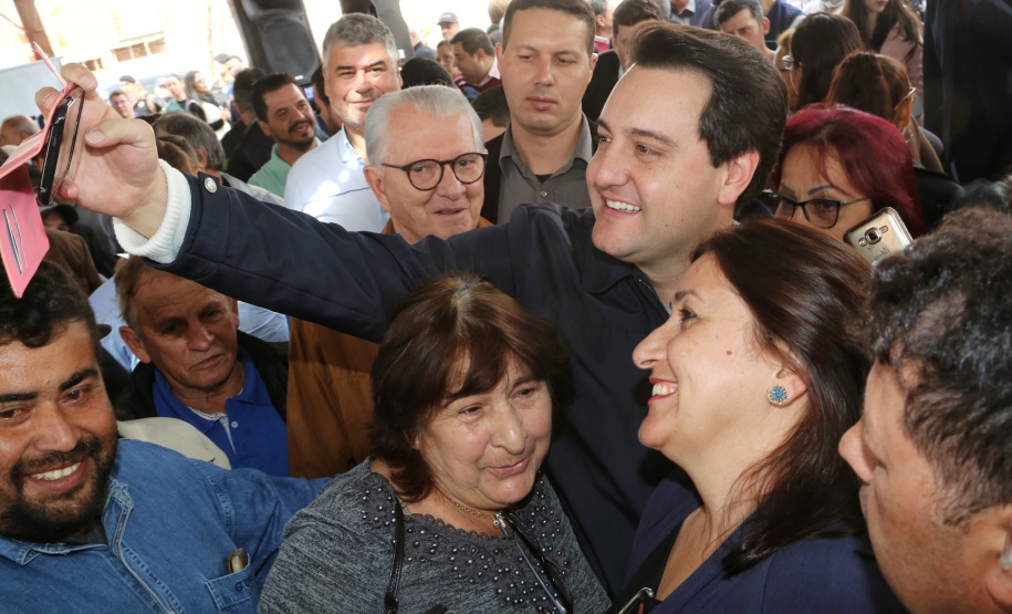 O governador Carlos Massa Ratinho Junior entregou nesta quinta-feira (15) os títulos de propriedades de imóveis para 367 famílias de Paranaguá, no Litoral. Elas ocupam terras devolutas, pertencentes ao Estado. A titulação corresponde a uma área de aproximadamente 112 hectares, abrangendo as localidades de Jardim Jacarandá e Ouro Fino, no perímetro urbano de Paranaguá. Foto: Gilson Abreu/AEN