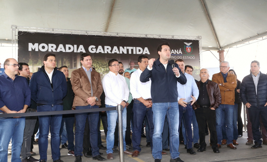 O governador Carlos Massa Ratinho Junior entregou nesta quinta-feira (15) os títulos de propriedades de imóveis para 367 famílias de Paranaguá, no Litoral. Elas ocupam terras devolutas, pertencentes ao Estado. A titulação corresponde a uma área de aproximadamente 112 hectares, abrangendo as localidades de Jardim Jacarandá e Ouro Fino, no perímetro urbano de Paranaguá. Foto: Gilson Abreu/AEN