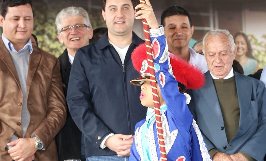 O governador Carlos Massa Ratinho Junior entregou nesta quinta-feira (15) os títulos de propriedades de imóveis para 367 famílias de Paranaguá, no Litoral. Elas ocupam terras devolutas, pertencentes ao Estado. A titulação corresponde a uma área de aproximadamente 112 hectares, abrangendo as localidades de Jardim Jacarandá e Ouro Fino, no perímetro urbano de Paranaguá. Foto: Gilson Abreu/AEN