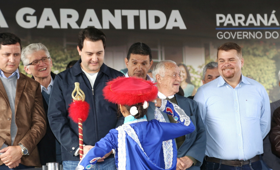 O governador Carlos Massa Ratinho Junior entregou nesta quinta-feira (15) os títulos de propriedades de imóveis para 367 famílias de Paranaguá, no Litoral. Elas ocupam terras devolutas, pertencentes ao Estado. A titulação corresponde a uma área de aproximadamente 112 hectares, abrangendo as localidades de Jardim Jacarandá e Ouro Fino, no perímetro urbano de Paranaguá. Foto: Gilson Abreu/AEN