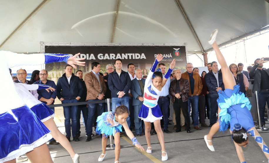 O governador Carlos Massa Ratinho Junior entregou nesta quinta-feira (15) os títulos de propriedades de imóveis para 367 famílias de Paranaguá, no Litoral. Elas ocupam terras devolutas, pertencentes ao Estado. A titulação corresponde a uma área de aproximadamente 112 hectares, abrangendo as localidades de Jardim Jacarandá e Ouro Fino, no perímetro urbano de Paranaguá. Foto: Gilson Abreu/AEN