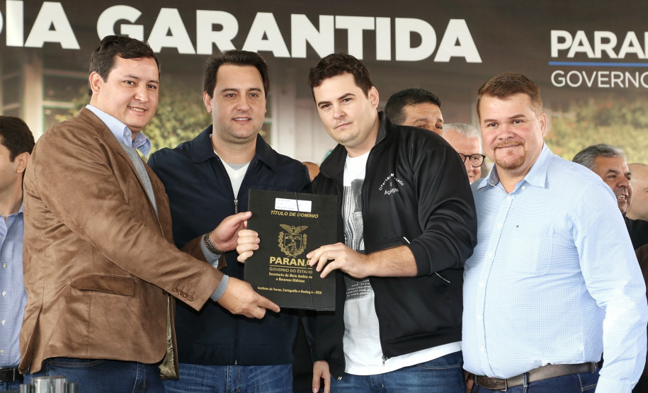 O governador Carlos Massa Ratinho Junior entregou nesta quinta-feira (15) os títulos de propriedades de imóveis para 367 famílias de Paranaguá, no Litoral. Elas ocupam terras devolutas, pertencentes ao Estado. A titulação corresponde a uma área de aproximadamente 112 hectares, abrangendo as localidades de Jardim Jacarandá e Ouro Fino, no perímetro urbano de Paranaguá. Foto: Gilson Abreu/AEN