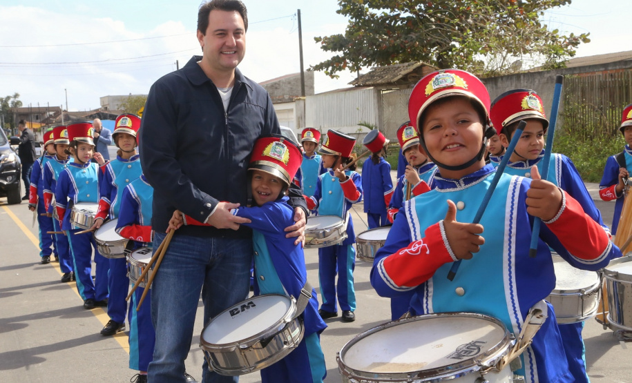 O governador Carlos Massa Ratinho Junior entregou nesta quinta-feira (15) os títulos de propriedades de imóveis para 367 famílias de Paranaguá, no Litoral. Elas ocupam terras devolutas, pertencentes ao Estado. A titulação corresponde a uma área de aproximadamente 112 hectares, abrangendo as localidades de Jardim Jacarandá e Ouro Fino, no perímetro urbano de Paranaguá. Foto: Gilson Abreu/AEN