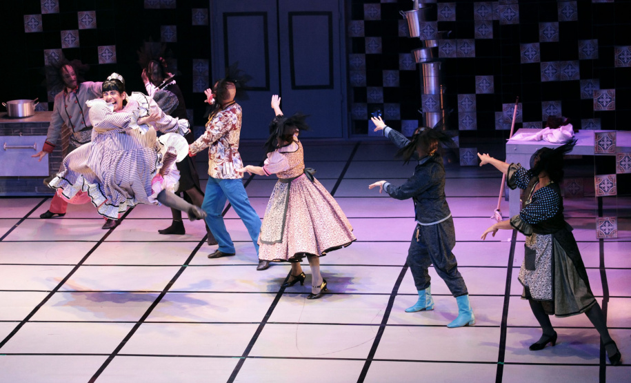 O G2 Cia. de Dança e o Balé Teatro Guaíra se apresentam em Recife e São Paulo, respectivamente, em agosto, e levam para o Brasil o melhor da arte produzida no Paraná. Em Pernambuco, será apresentado o espetáculo La Cena e no Museu de Arte de São Paulo (Masp), o BTG dança Trânsito.