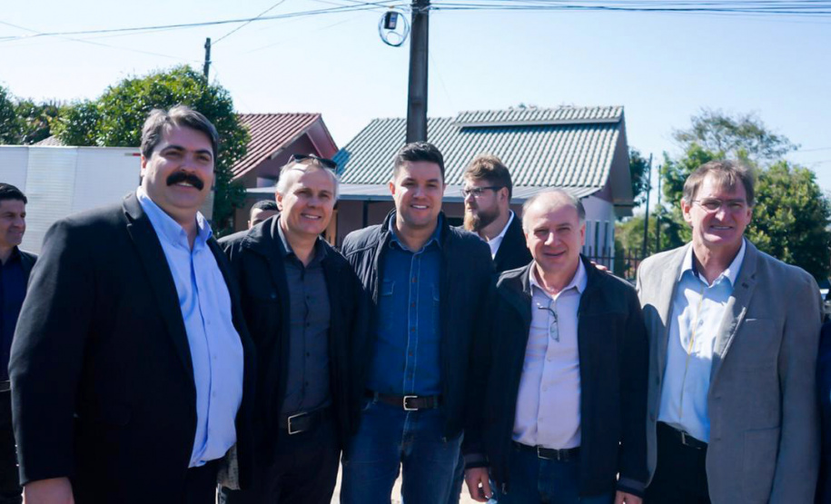 O Governo do Paraná entregou nesta quinta-feira (15) obras e anunciou investimentos no município de Planalto, na região Sudoeste do Estado, que somam mais de R$ 33,2 milhões. O maior volume de recursos é do convênio entre o município e a Sanepar para renovação do contrato de prestação dos serviços de abastecimento de água e de esgotamento sanitário para os próximos 30 anos.Foto: Divulgação/Casa Civil