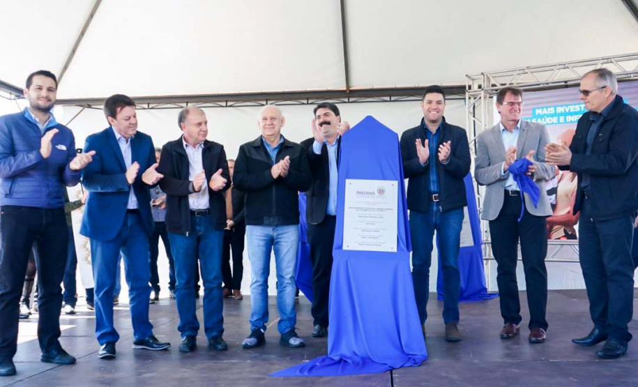 O Governo do Paraná entregou nesta quinta-feira (15) obras e anunciou investimentos no município de Planalto, na região Sudoeste do Estado, que somam mais de R$ 33,2 milhões. O maior volume de recursos é do convênio entre o município e a Sanepar para renovação do contrato de prestação dos serviços de abastecimento de água e de esgotamento sanitário para os próximos 30 anos.Foto: Divulgação/Casa Civil