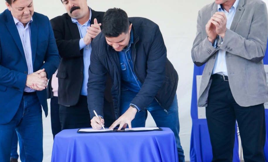 O Governo do Paraná entregou nesta quinta-feira (15) obras e anunciou investimentos no município de Planalto, na região Sudoeste do Estado, que somam mais de R$ 33,2 milhões. O maior volume de recursos é do convênio entre o município e a Sanepar para renovação do contrato de prestação dos serviços de abastecimento de água e de esgotamento sanitário para os próximos 30 anos.Foto: Divulgação/Casa Civil