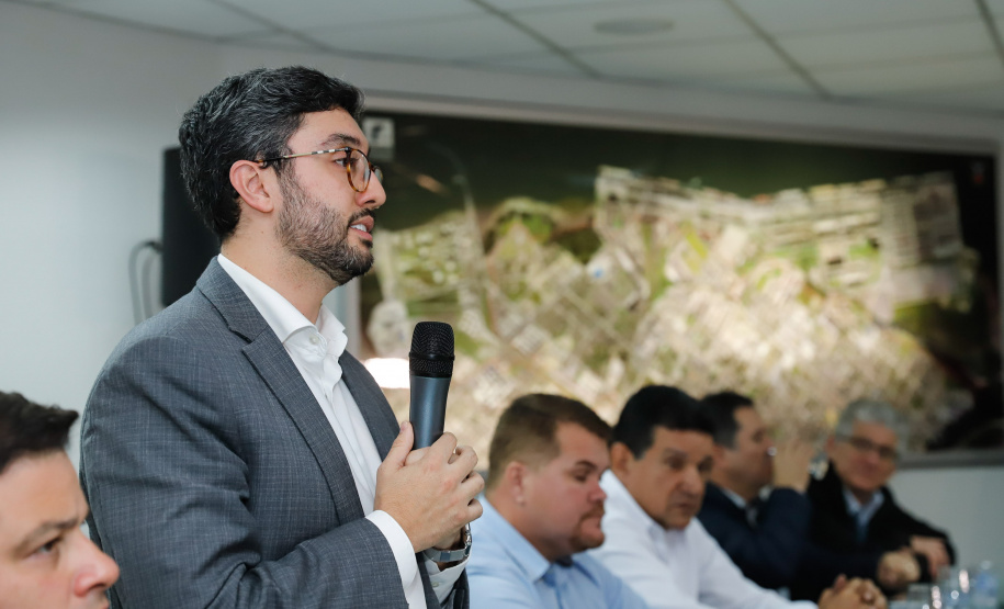 O Corredor de Exportação do Porto de Paranaguá, sistema por onde são movimentados grãos e farelos, será remodelado e modernizado para atender a crescente demanda do agronegócio paranaense. A estrutura foi construída ainda na década de 1970. Nesta quinta-feira (15), o governador Carlos Massa Ratinho Junior esteve em Paranaguá e autorizou a licitação do projeto básico das obras.